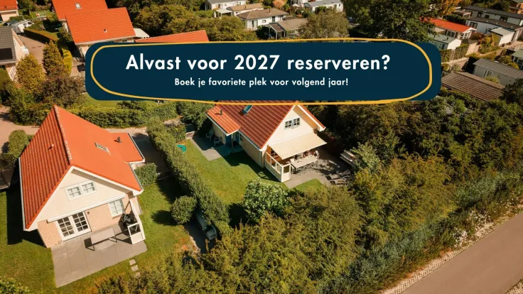 Actiebanner over reserveren voor 2027 over een luchtfoto van de vakantiewoningen